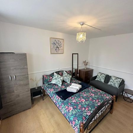 2 Bedroom Flat, 2 Minutes Walk To Bethnalgreen Station, Central Londra Esterno foto