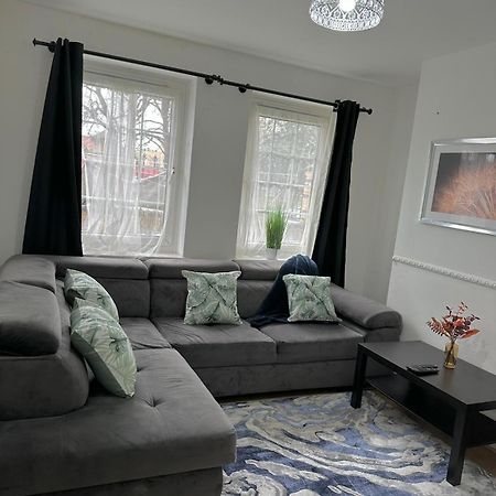 2 Bedroom Flat, 2 Minutes Walk To Bethnalgreen Station, Central Londra Esterno foto