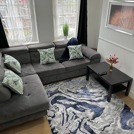 2 Bedroom Flat, 2 Minutes Walk To Bethnalgreen Station, Central Londra Esterno foto