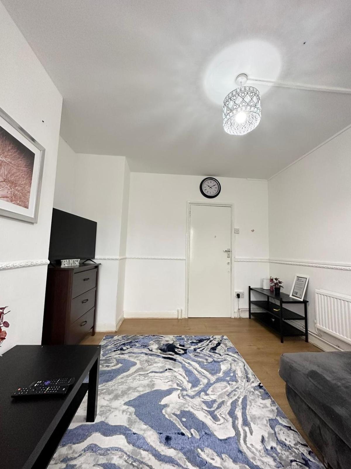 2 Bedroom Flat, 2 Minutes Walk To Bethnalgreen Station, Central Londra Esterno foto