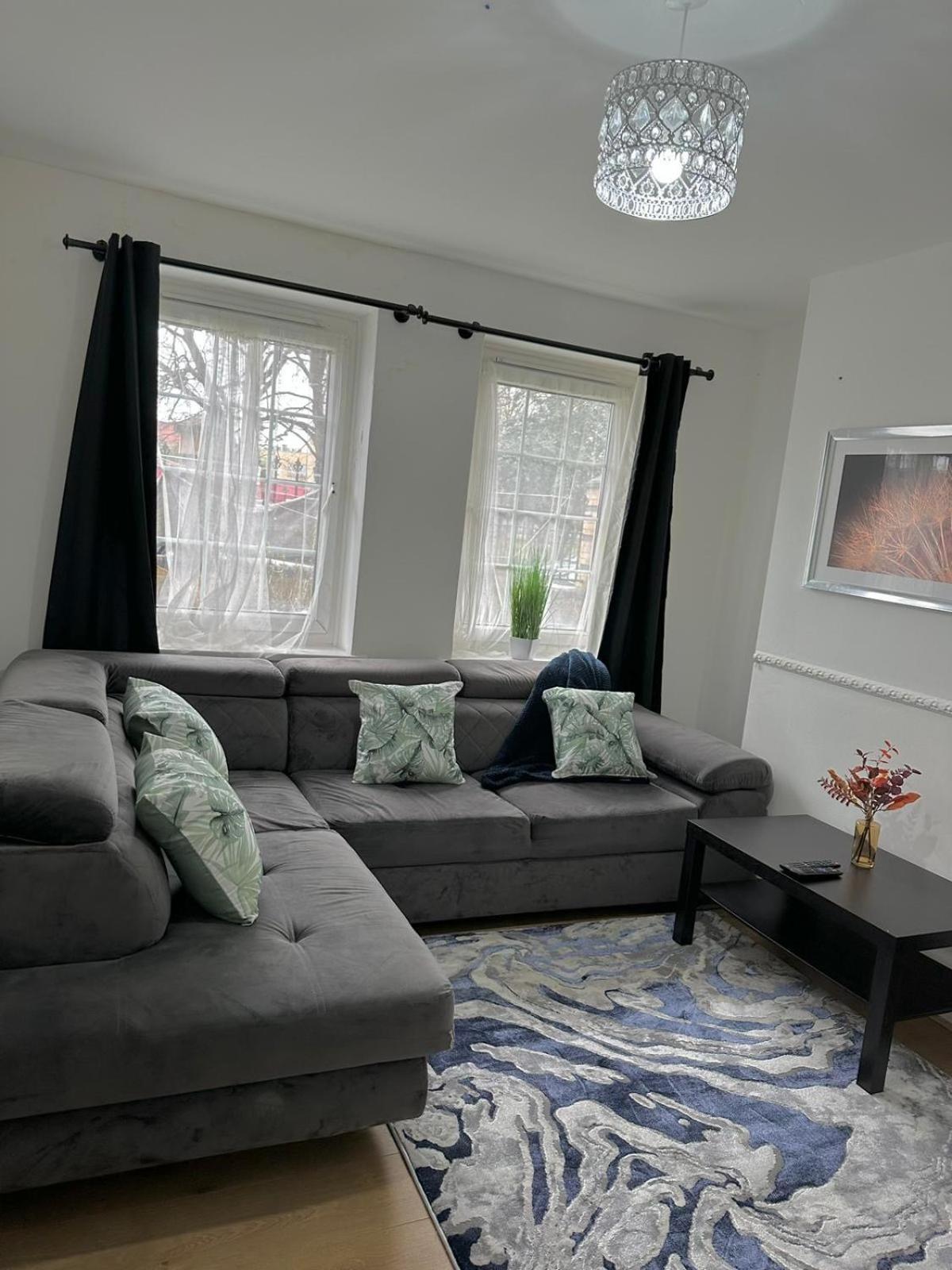2 Bedroom Flat, 2 Minutes Walk To Bethnalgreen Station, Central Londra Esterno foto