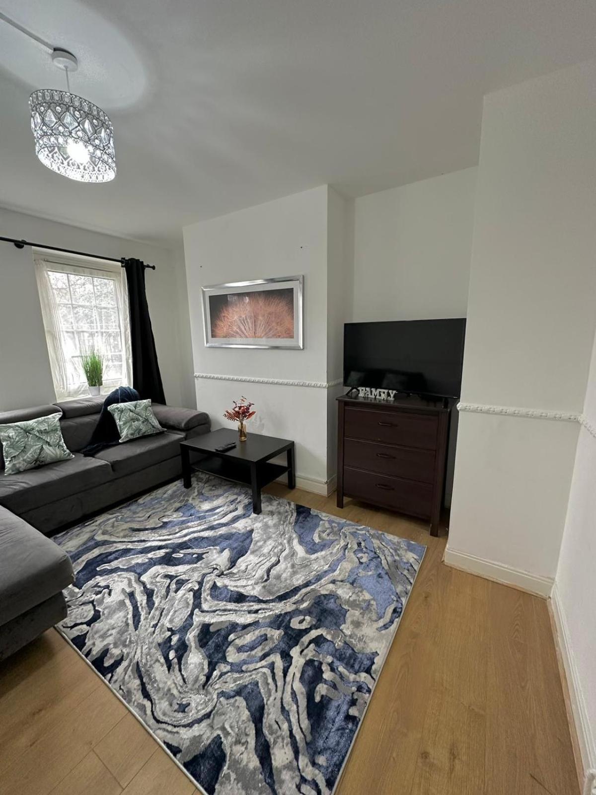 2 Bedroom Flat, 2 Minutes Walk To Bethnalgreen Station, Central Londra Esterno foto