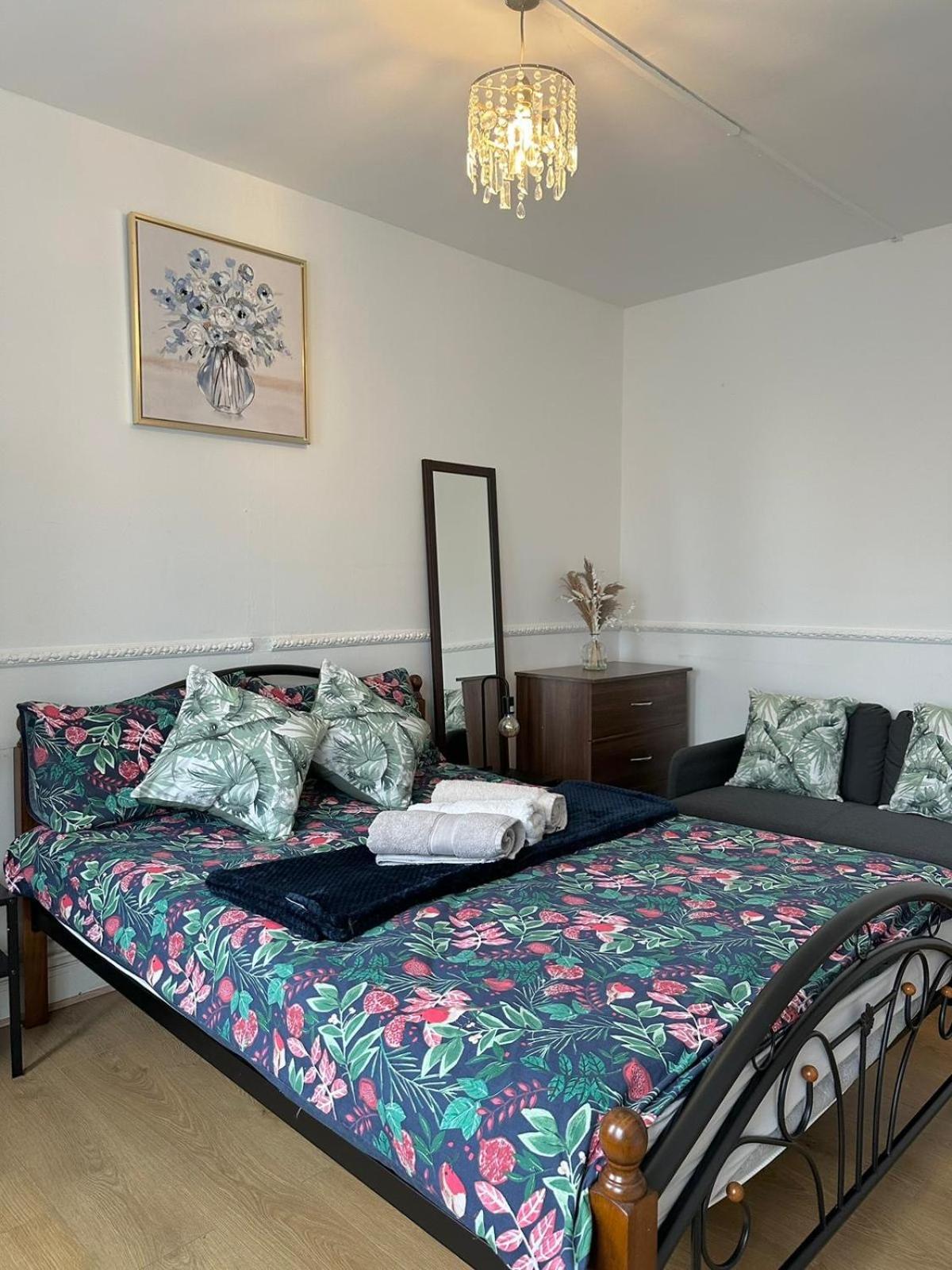 2 Bedroom Flat, 2 Minutes Walk To Bethnalgreen Station, Central Londra Esterno foto