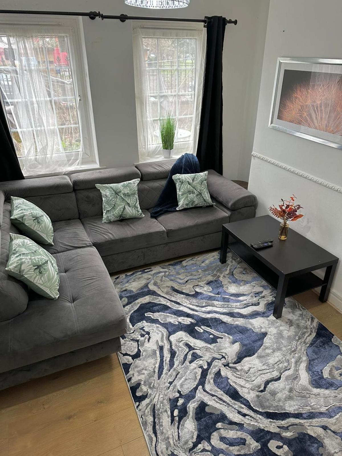 2 Bedroom Flat, 2 Minutes Walk To Bethnalgreen Station, Central Londra Esterno foto