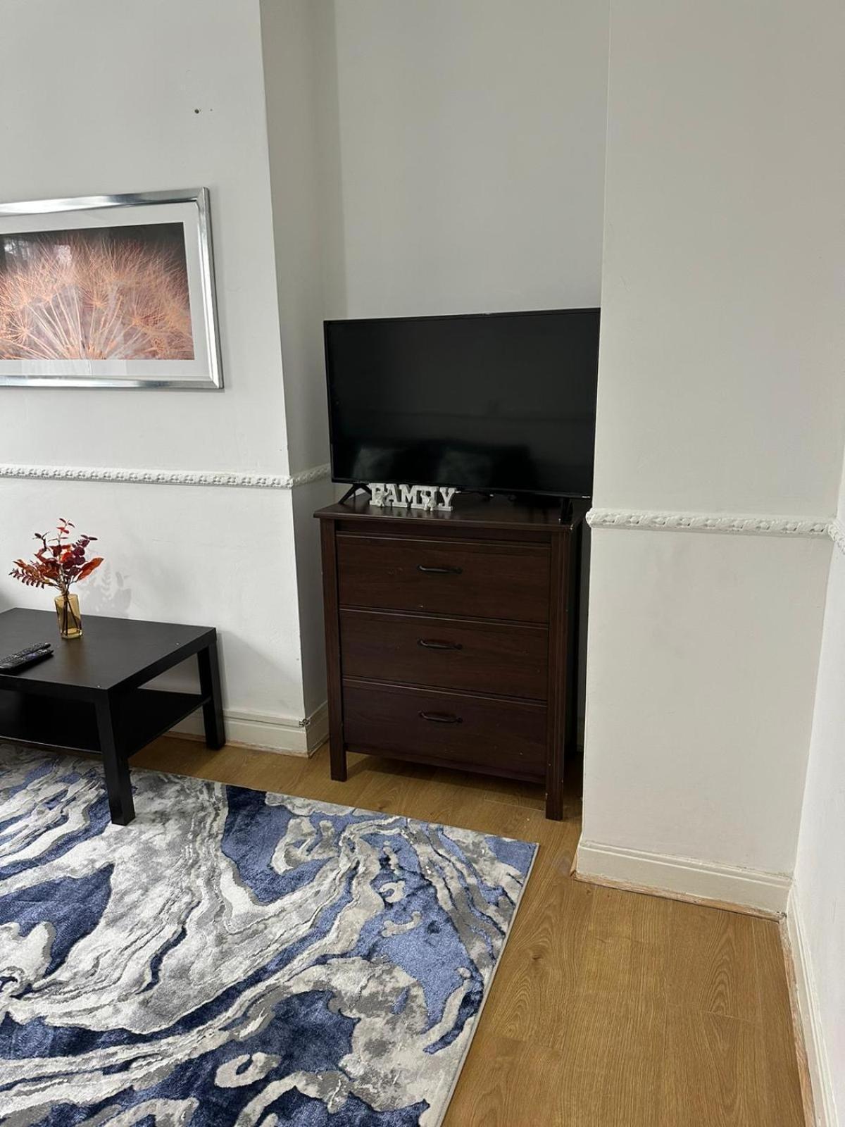2 Bedroom Flat, 2 Minutes Walk To Bethnalgreen Station, Central Londra Esterno foto
