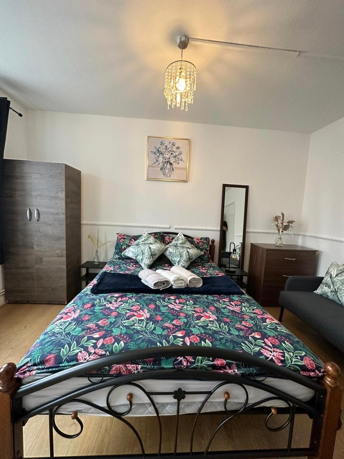 2 Bedroom Flat, 2 Minutes Walk To Bethnalgreen Station, Central Londra Esterno foto