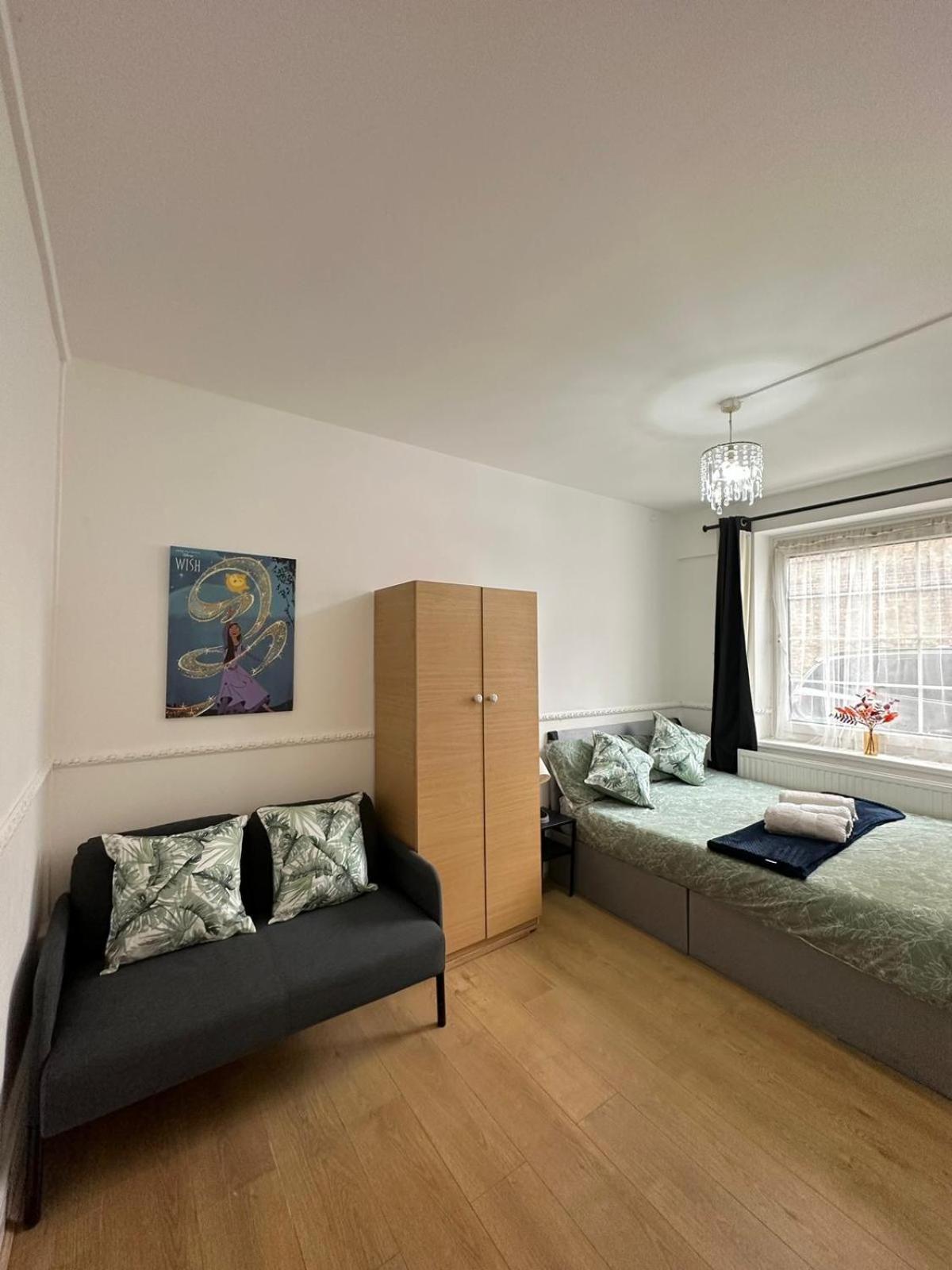 2 Bedroom Flat, 2 Minutes Walk To Bethnalgreen Station, Central Londra Esterno foto