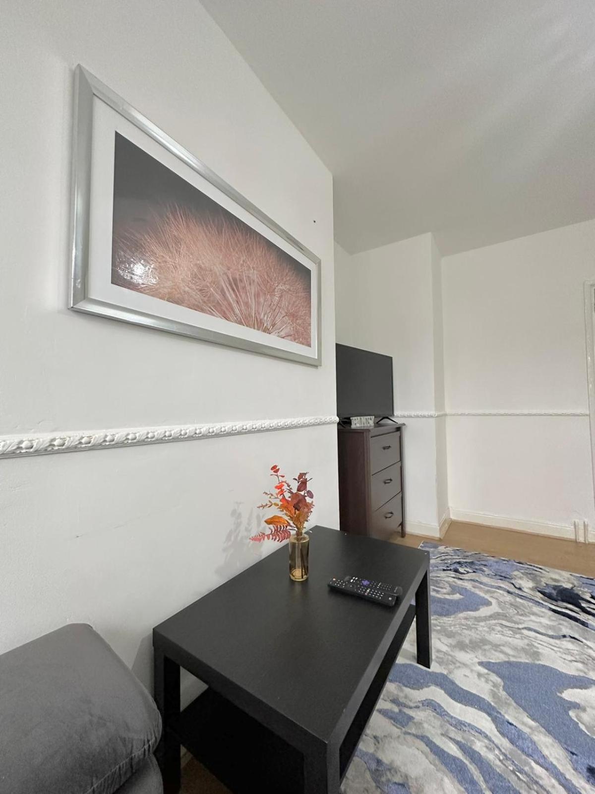 2 Bedroom Flat, 2 Minutes Walk To Bethnalgreen Station, Central Londra Esterno foto