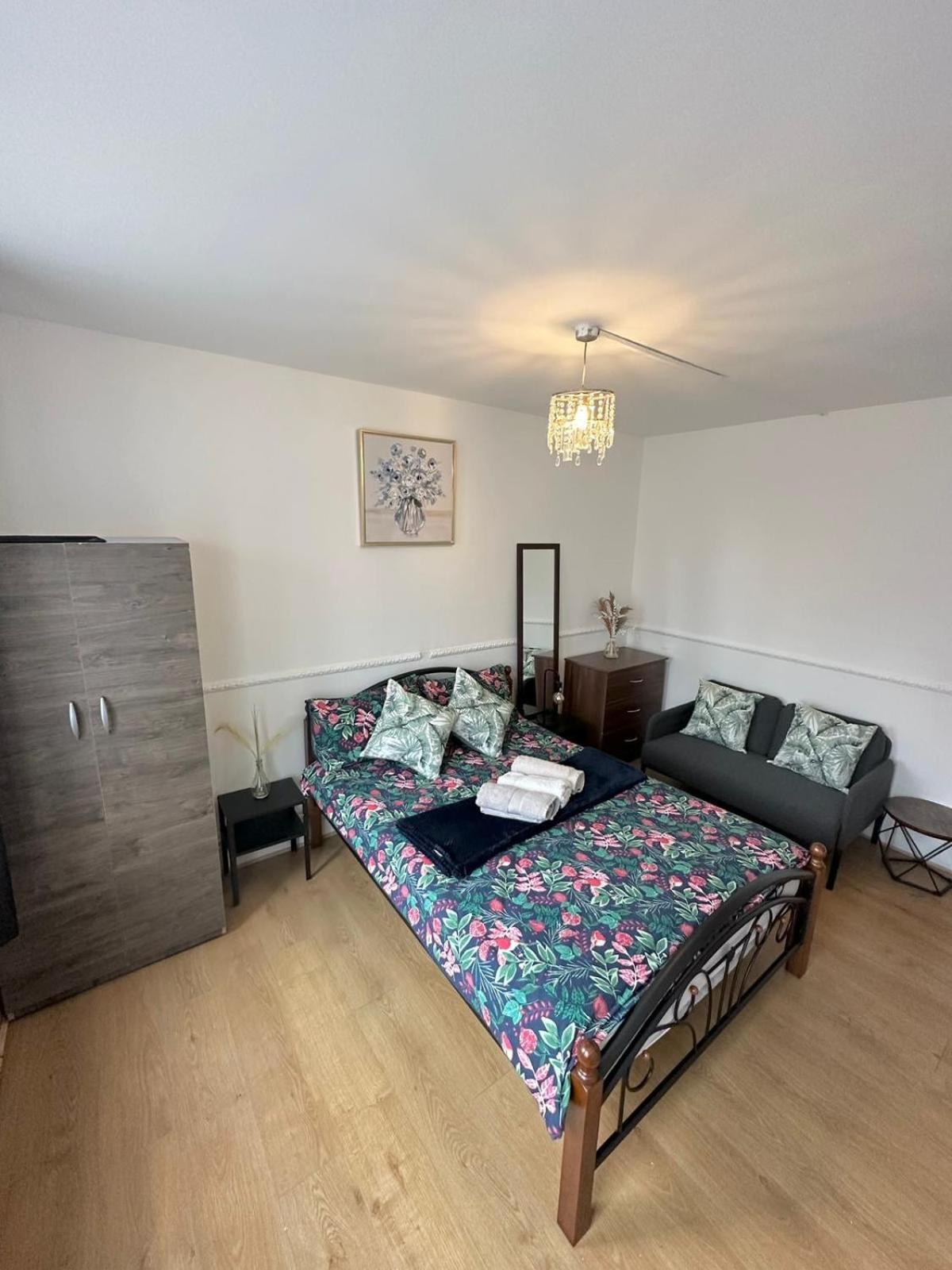 2 Bedroom Flat, 2 Minutes Walk To Bethnalgreen Station, Central Londra Esterno foto