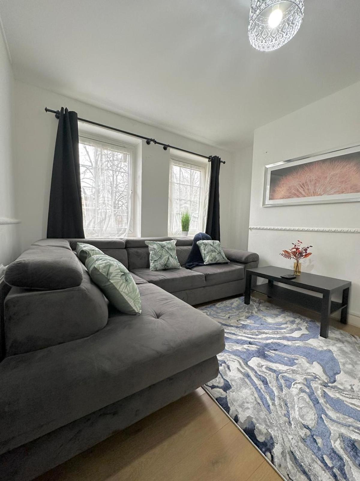 2 Bedroom Flat, 2 Minutes Walk To Bethnalgreen Station, Central Londra Esterno foto