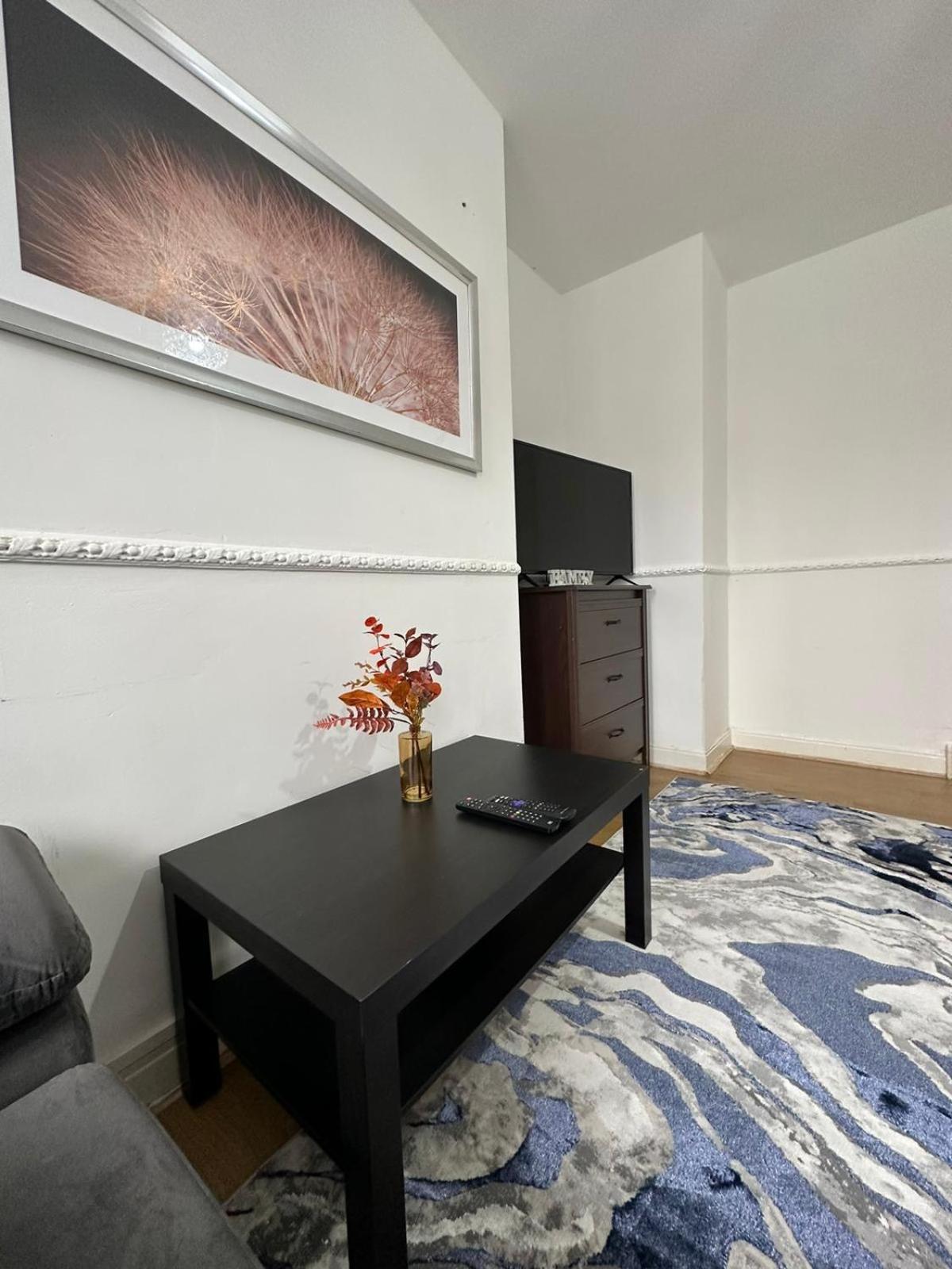 2 Bedroom Flat, 2 Minutes Walk To Bethnalgreen Station, Central Londra Esterno foto