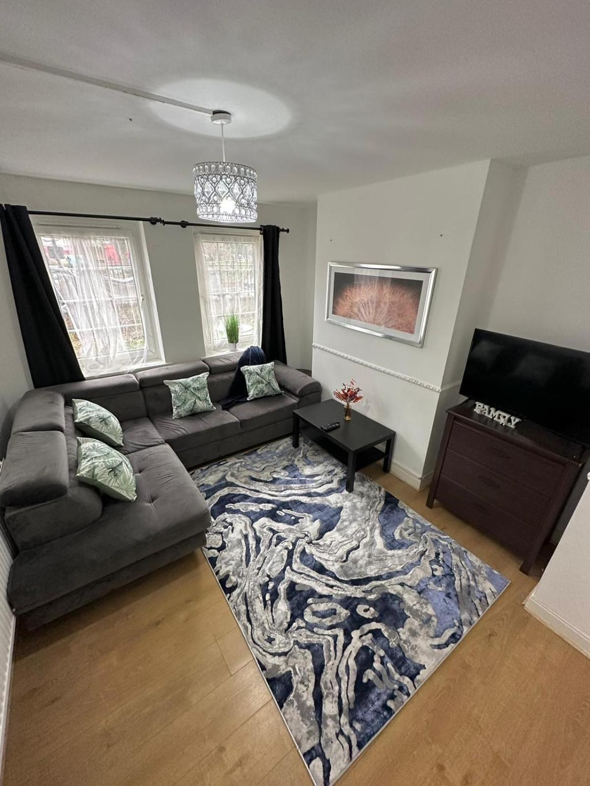 2 Bedroom Flat, 2 Minutes Walk To Bethnalgreen Station, Central Londra Esterno foto