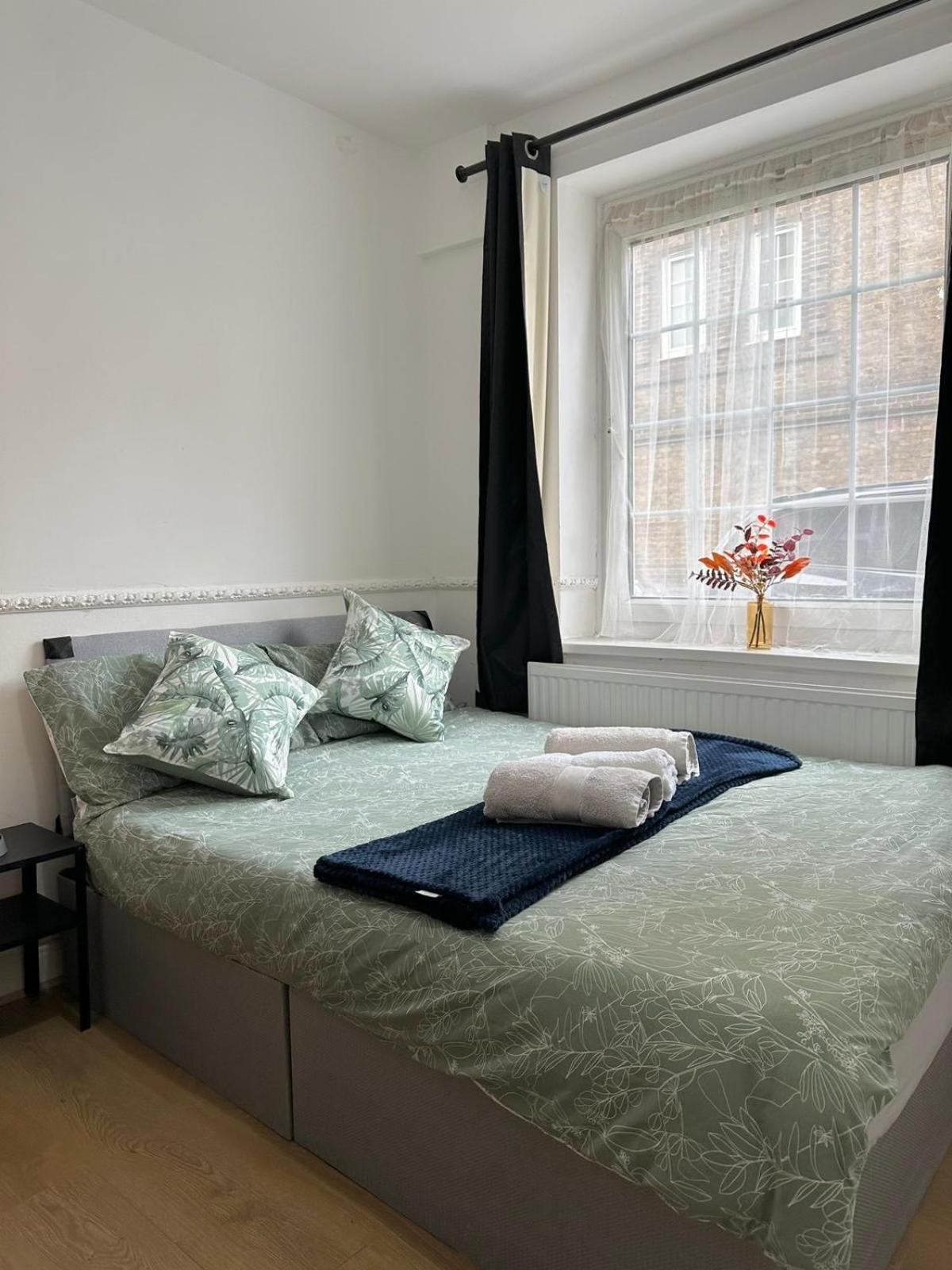 2 Bedroom Flat, 2 Minutes Walk To Bethnalgreen Station, Central Londra Esterno foto