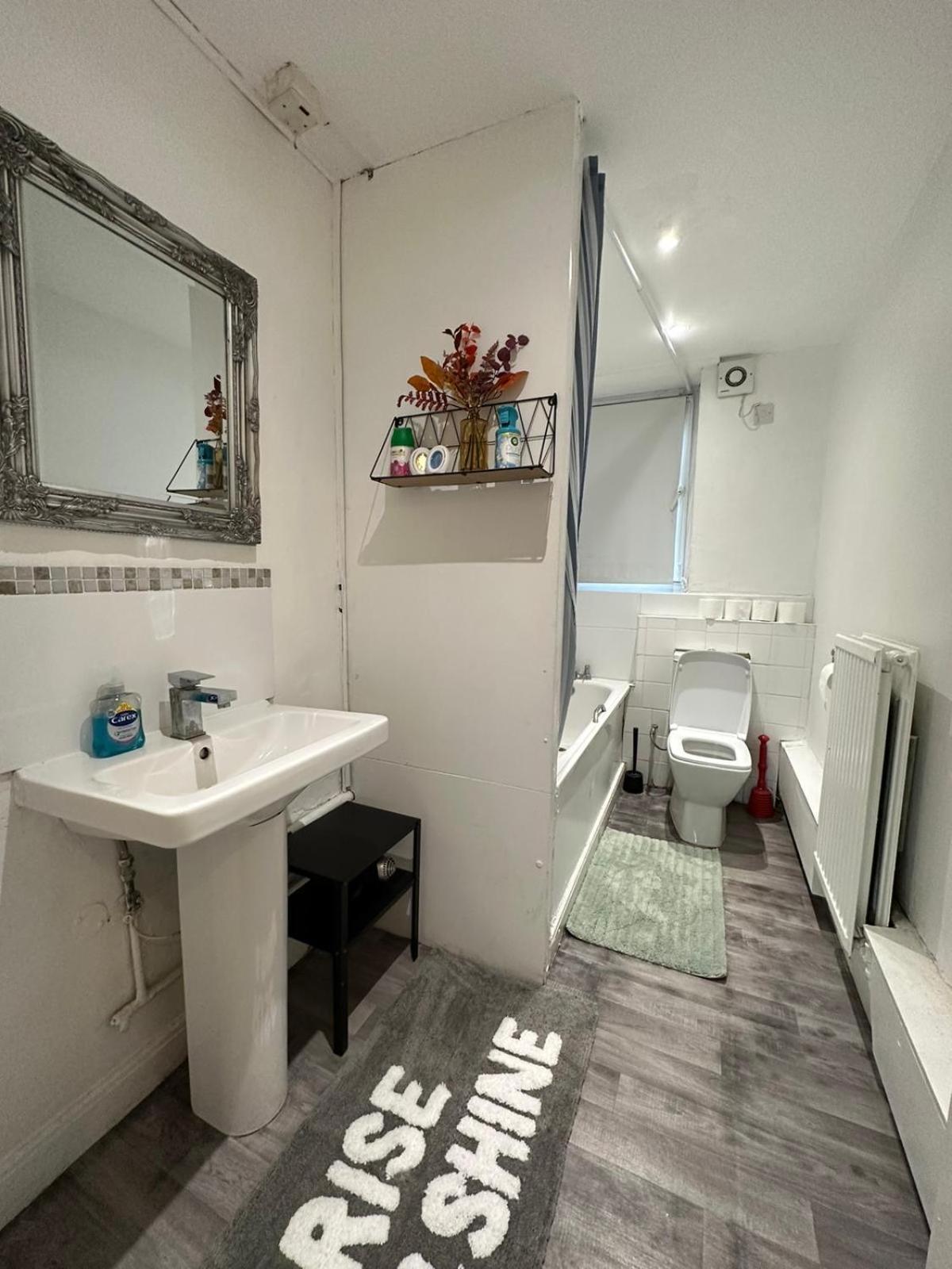 2 Bedroom Flat, 2 Minutes Walk To Bethnalgreen Station, Central Londra Esterno foto