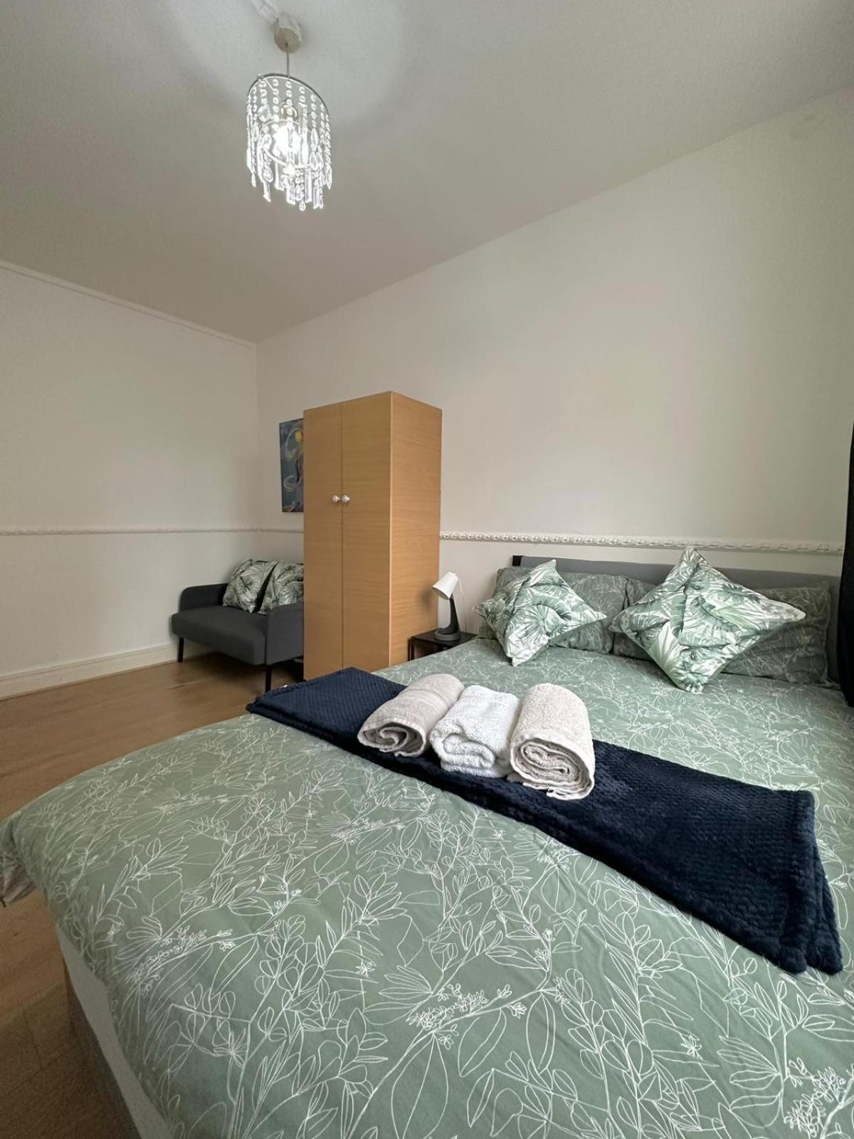 2 Bedroom Flat, 2 Minutes Walk To Bethnalgreen Station, Central Londra Esterno foto