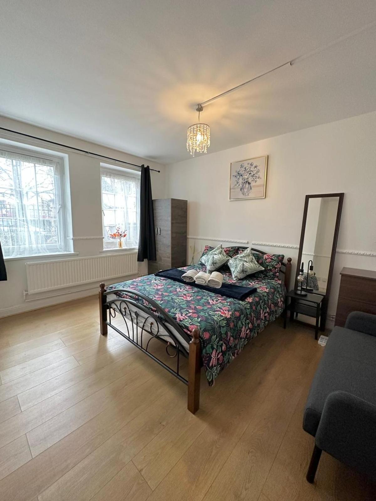 2 Bedroom Flat, 2 Minutes Walk To Bethnalgreen Station, Central Londra Esterno foto