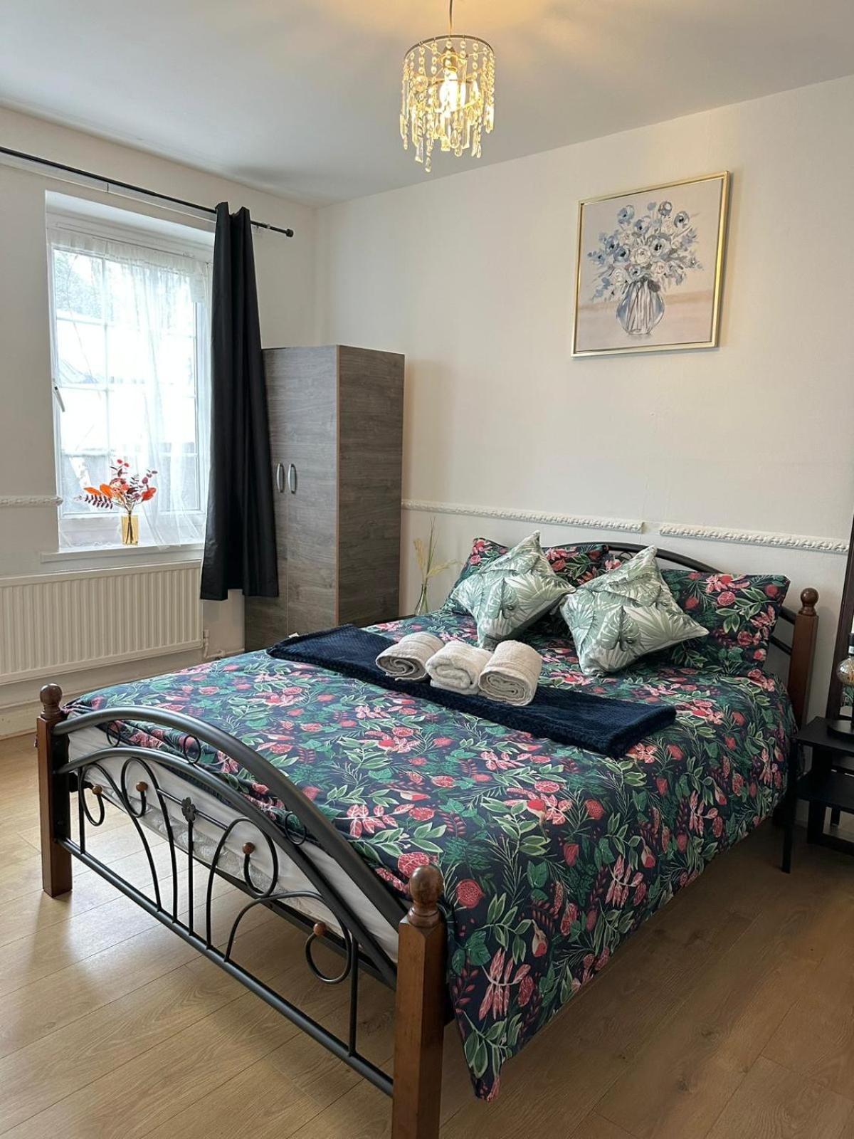 2 Bedroom Flat, 2 Minutes Walk To Bethnalgreen Station, Central Londra Esterno foto