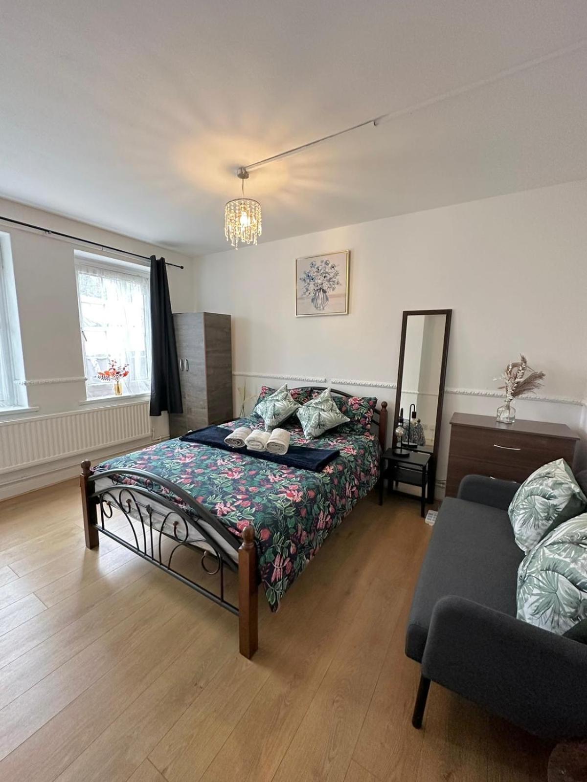 2 Bedroom Flat, 2 Minutes Walk To Bethnalgreen Station, Central Londra Esterno foto