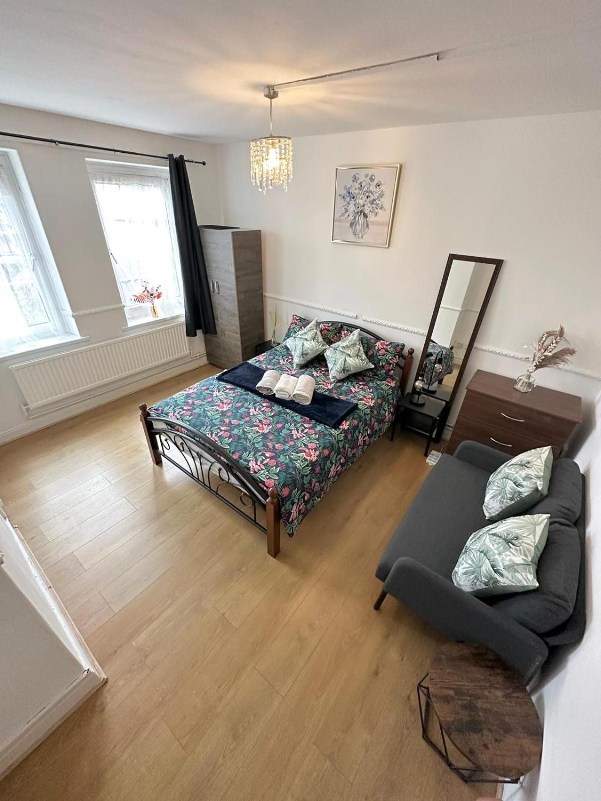 2 Bedroom Flat, 2 Minutes Walk To Bethnalgreen Station, Central Londra Esterno foto