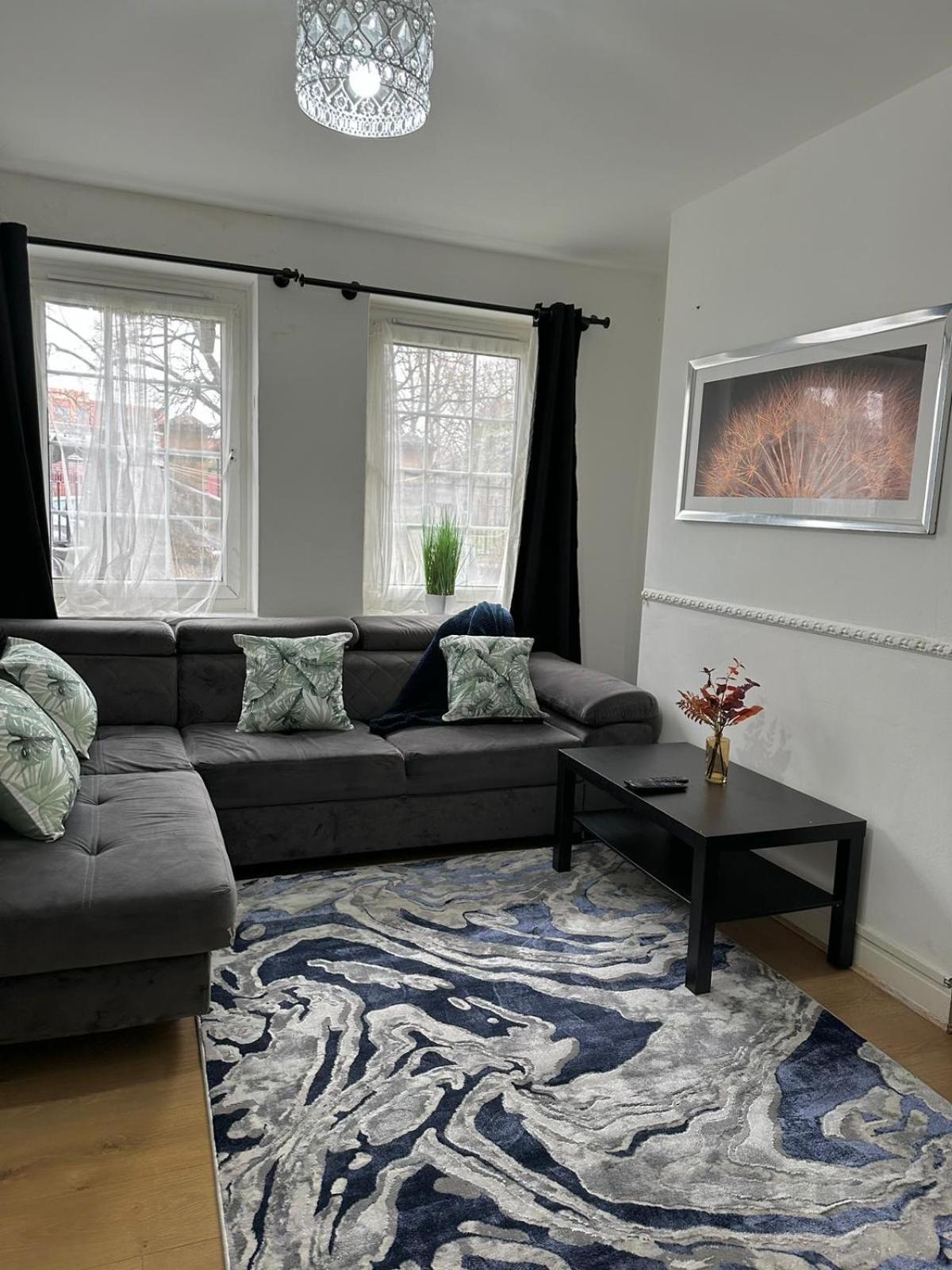 2 Bedroom Flat, 2 Minutes Walk To Bethnalgreen Station, Central Londra Esterno foto