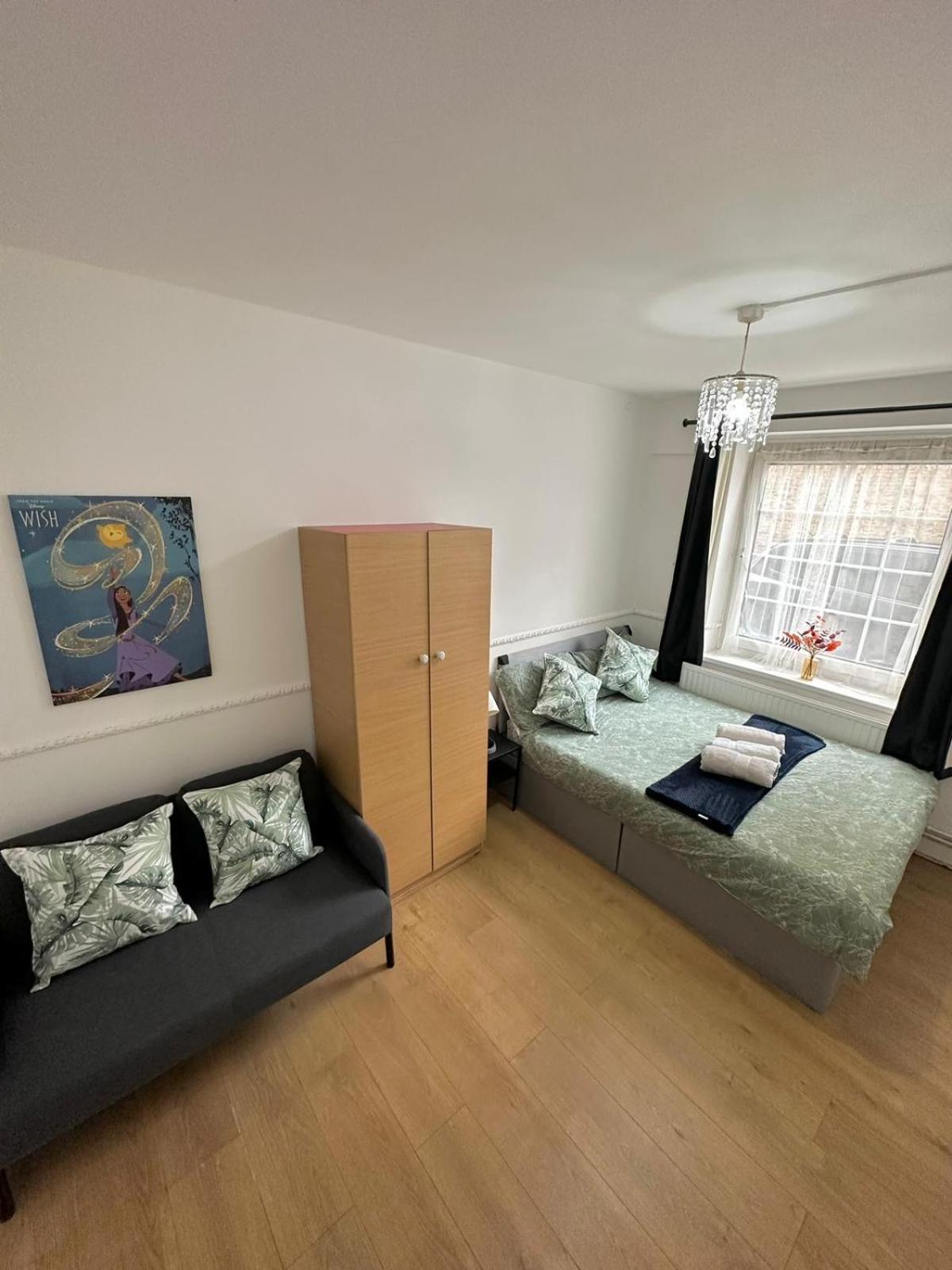 2 Bedroom Flat, 2 Minutes Walk To Bethnalgreen Station, Central Londra Esterno foto
