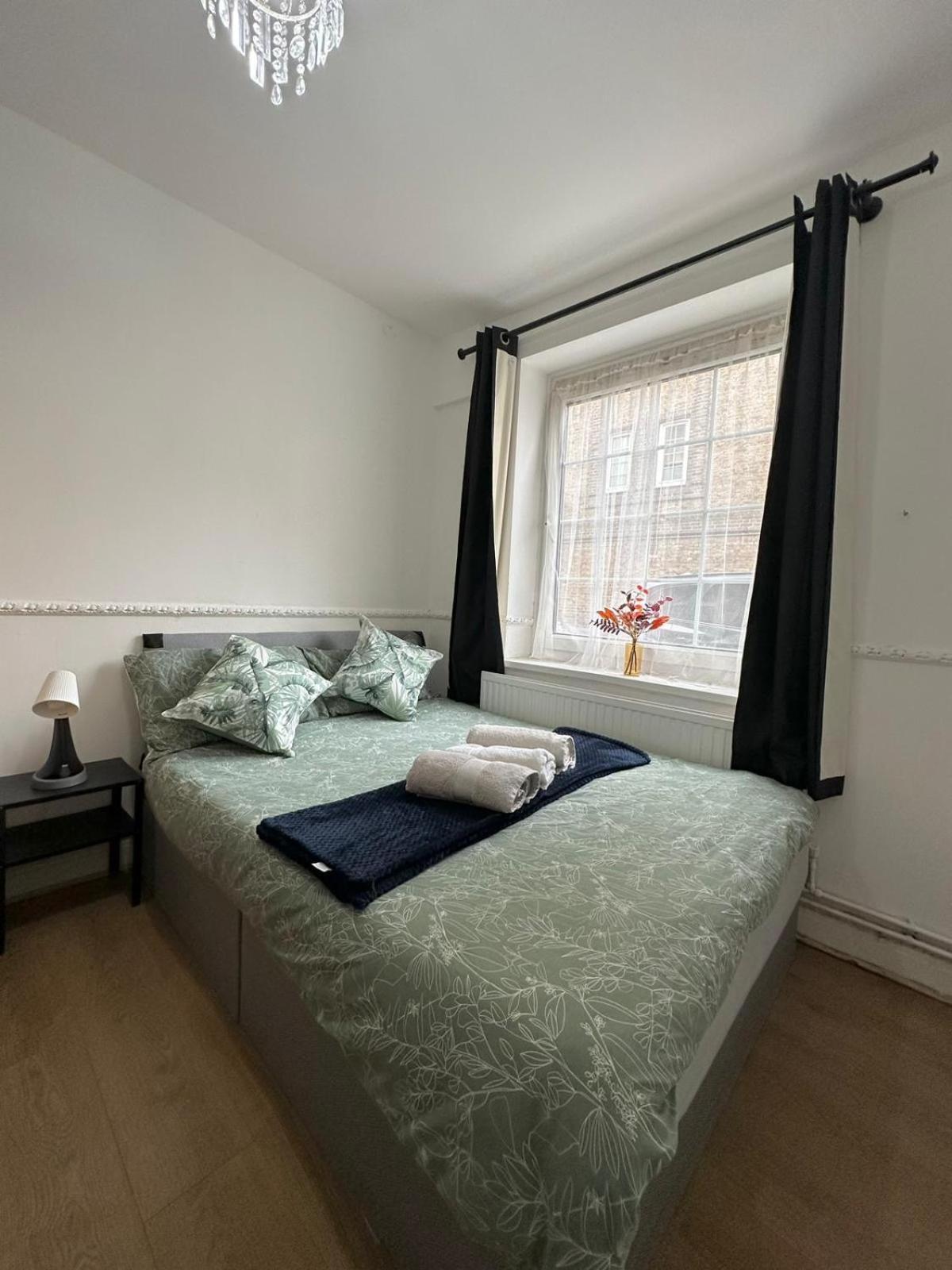 2 Bedroom Flat, 2 Minutes Walk To Bethnalgreen Station, Central Londra Esterno foto