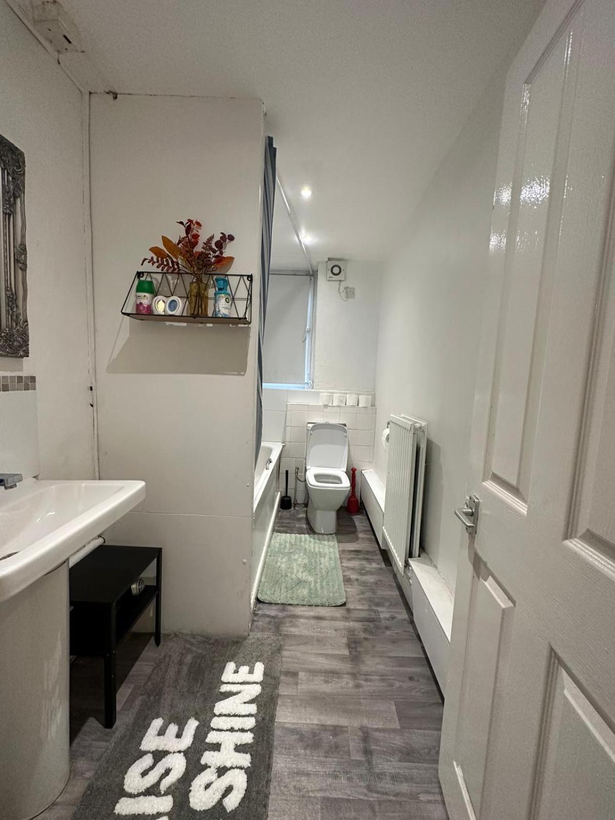 2 Bedroom Flat, 2 Minutes Walk To Bethnalgreen Station, Central Londra Esterno foto