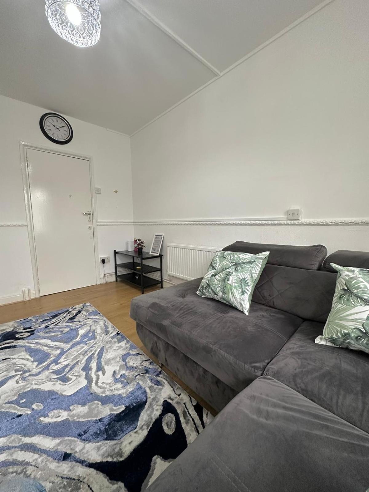 2 Bedroom Flat, 2 Minutes Walk To Bethnalgreen Station, Central Londra Esterno foto