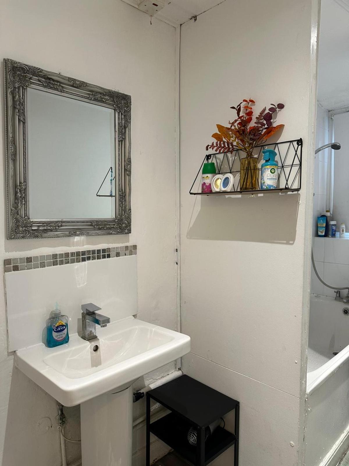 2 Bedroom Flat, 2 Minutes Walk To Bethnalgreen Station, Central Londra Esterno foto