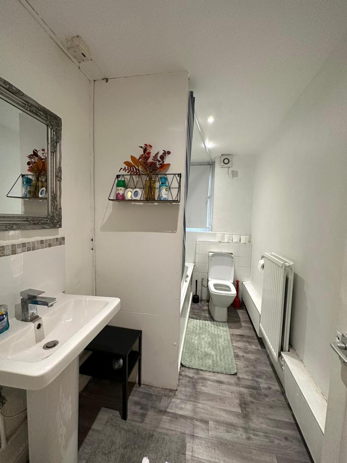 2 Bedroom Flat, 2 Minutes Walk To Bethnalgreen Station, Central Londra Esterno foto